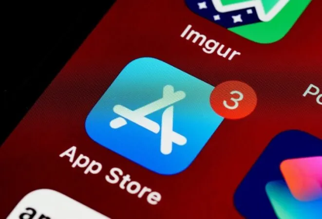 Pantalla de un teléfono que muestra el icono de la App Store con la tipica burbuja de 3 notificaciones.