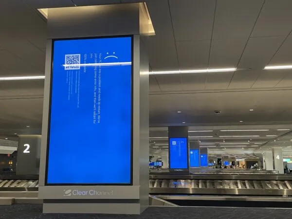 Pantallas de un aeropuerto mostrando la típica pantalla azul de Windows con un error.