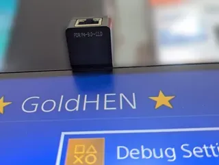 PS4 hack con el payload GoldHEN y PPPwn Dongle, dispositivo ethernet que permitía una vía de entrada a través de PPPoE.