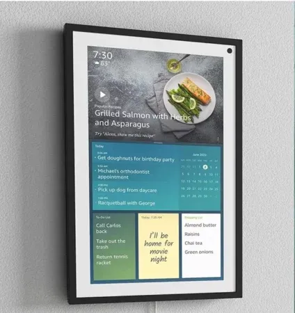 Pantalla en la pared con anotaciones sobre tareas del hogar, menú y otros.