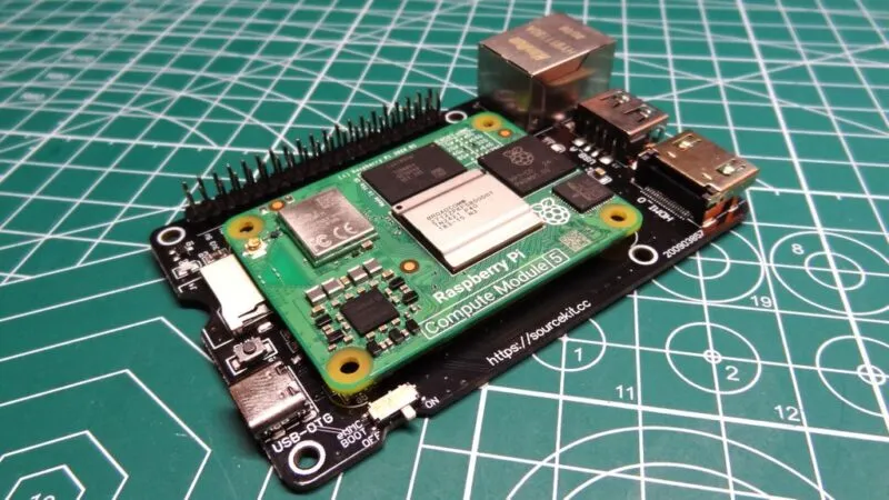 Raspberry Pi 5 con un kit de ampliación.