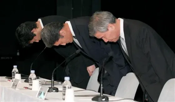 Ejecutivos de Sony pidiendo perdón haciendo la típica reverencia japonesa.