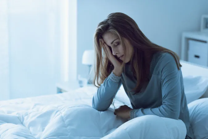 Mujer recién levantada sufriendo de sueño y estrés.